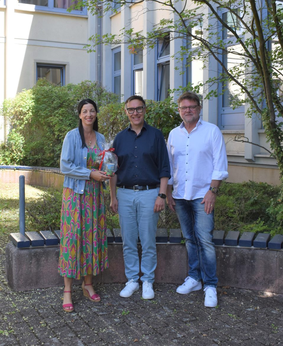 Foto (c): Stadt Kaiserslautern BU: Beigeordnete Anja Pfeiffer (links) und Wolfgang Ernst (rechts), Leiter des Referats Schulen, heißen Stefan Weber, den neuen Schulleiter des Rittersberggymnasiums, in Kaiserslautern herzlich willkommen.