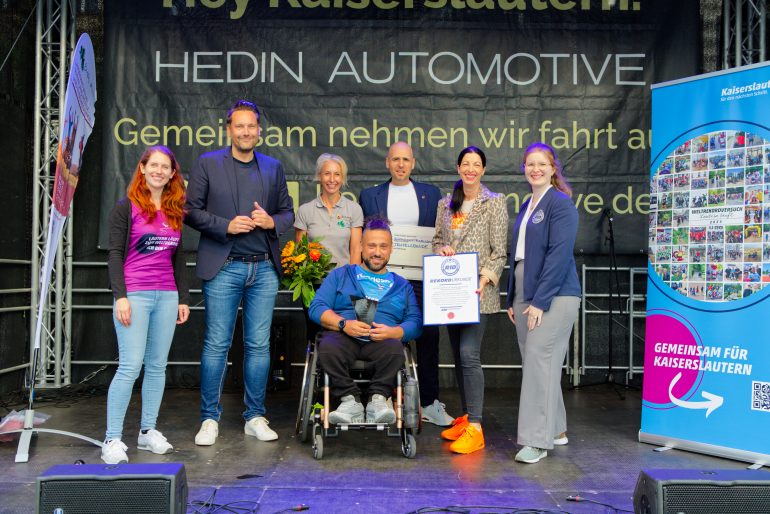 Bild (von links): Julia Bangert (SIAK), Staatssekretär Daniel Stich, Bewegungsmanagerin Jennifer Höning, Veranstaltungsbotschafter Abdul Dogan, FCK-Vorstand Gero Scira, Sportdezernentin Anja Pfeiffer und Rekordrichterin Laura Kuchenbecker. Foto: Science and Innovation Alliance Kaiserslautern e.V.